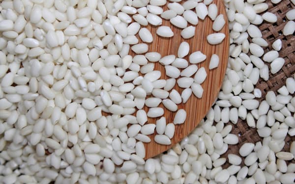 Gạo màu trắng đều tự nhiên, không có màu, mùi bất thường, hạt to đều và mẩy