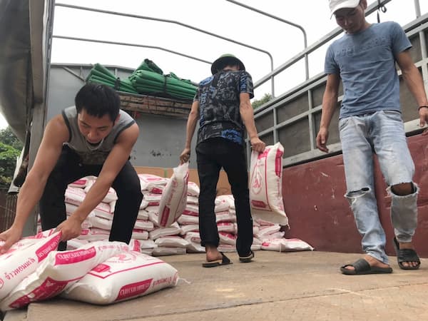 Xe tải chuẩn bị vận chuyển gạo đến các tỉnh Miền Trung