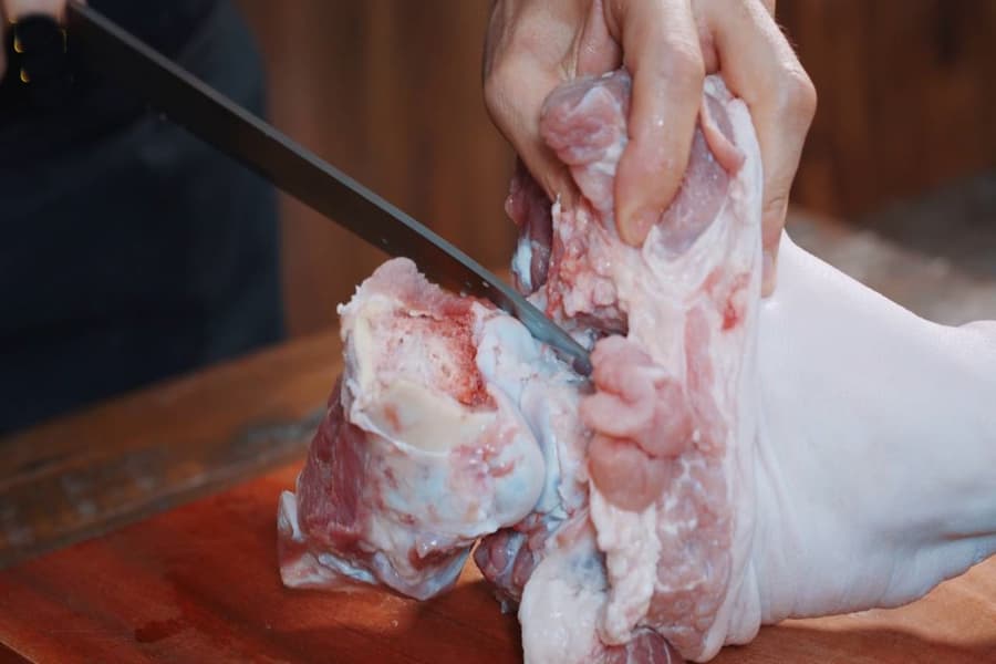 Thịt chân giò – nguyên liệu làm chân giò xông khói