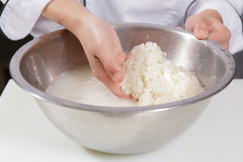 Bí quyết ngâm gạo làm bún ngon, tiết kiệm thời gian