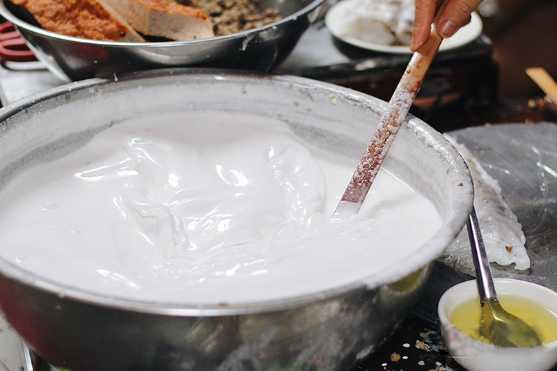Cách pha bột bánh cuốn bằng bột gạo tẻ khô và bột năng