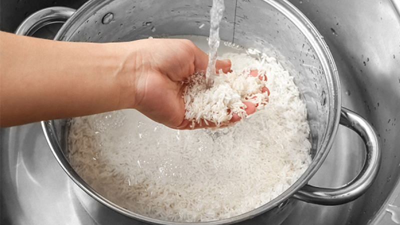 Căn chỉnh lượng nước nấu cơm gạo tấm bằng bếp ga phù hợp